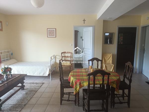 Dans son écrin de verdure, belle maison contemporaine