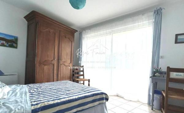 Dans son écrin de verdure, belle maison contemporaine