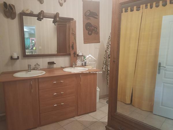 Dans son écrin de verdure, belle maison contemporaine