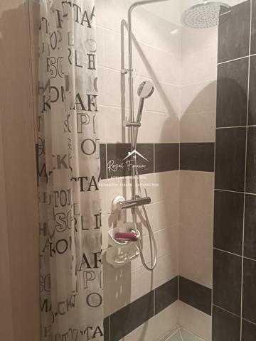 Dans son écrin de verdure, belle maison contemporaine