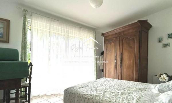 Dans son écrin de verdure, belle maison contemporaine