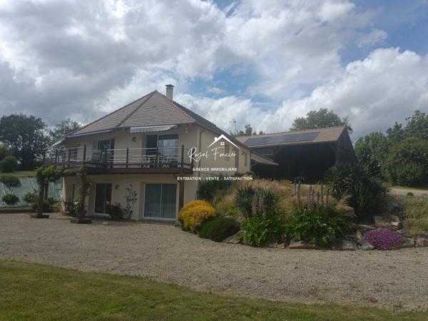 Dans son écrin de verdure, belle maison contemporaine