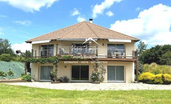 Dans son écrin de verdure, belle maison contemporaine