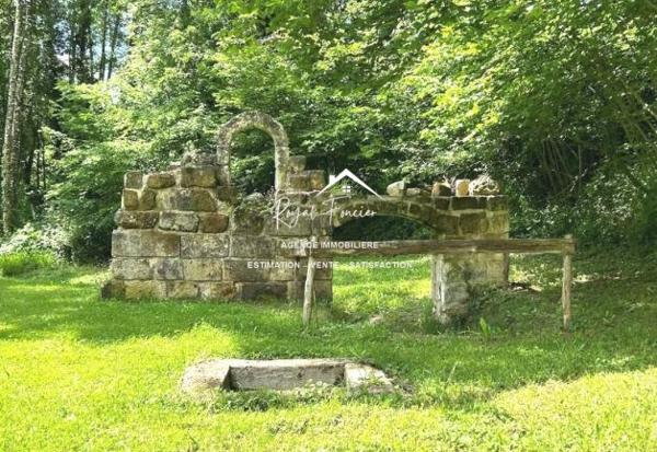 Dans son écrin de verdure, belle maison contemporaine