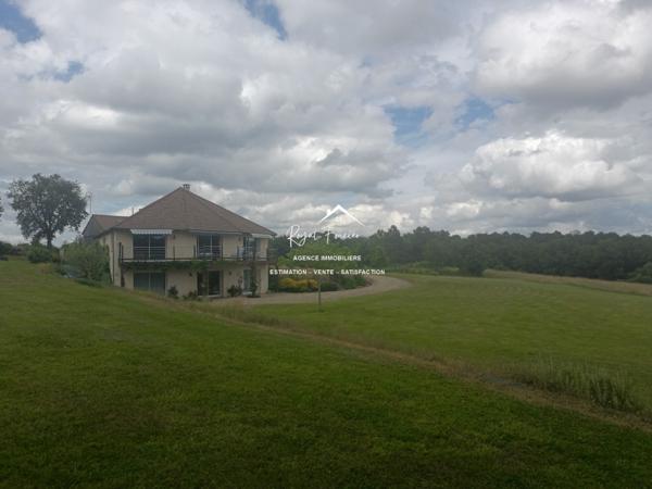 Dans son écrin de verdure, belle maison contemporaine