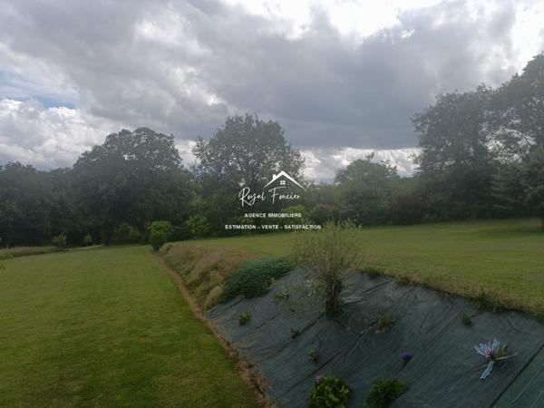 Dans son écrin de verdure, belle maison contemporaine