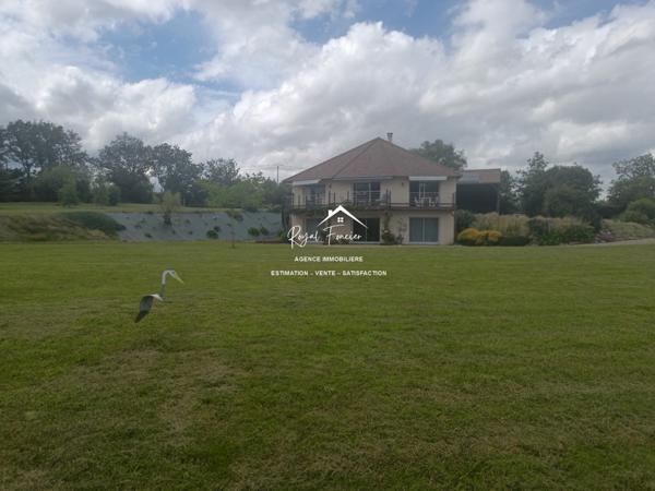 Dans son écrin de verdure, belle maison contemporaine