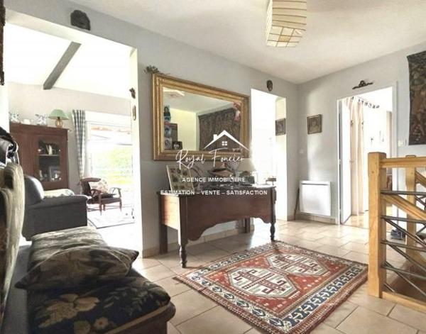 Dans son écrin de verdure, belle maison contemporaine