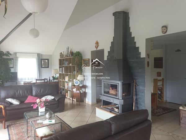 Dans son écrin de verdure, belle maison contemporaine