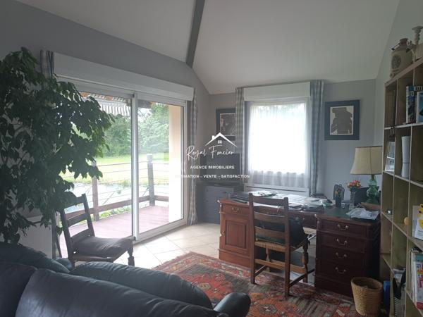 Dans son écrin de verdure, belle maison contemporaine