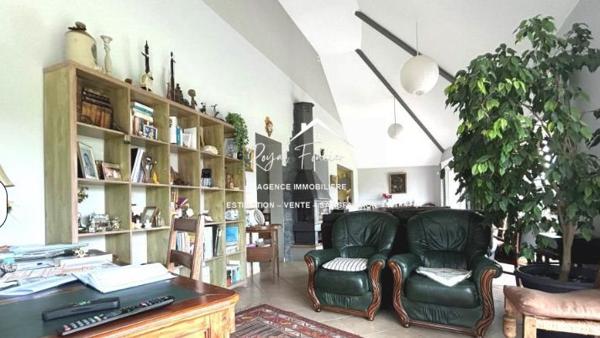 Dans son écrin de verdure, belle maison contemporaine