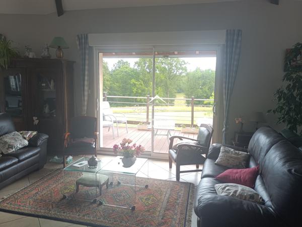 Dans son écrin de verdure, belle maison contemporaine