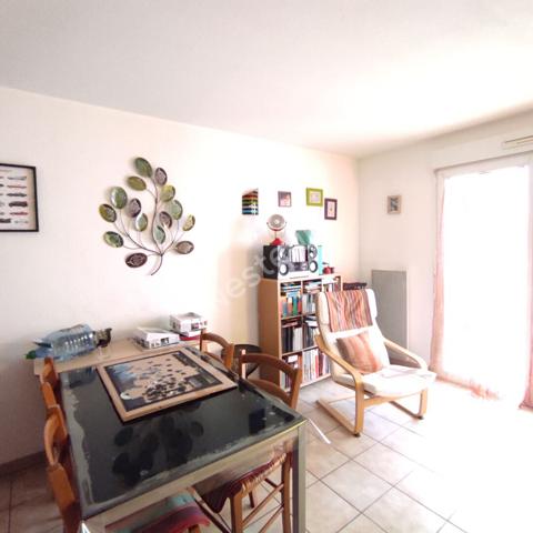A vendre pour investisseur appartement TYPE 3 loué avec terrasse et stationnement privatif Poitiers Saint Eloi