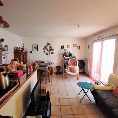 A vendre pour investisseur appartement TYPE 3 loué avec terrasse et stationnement privatif Poitiers Saint Eloi
