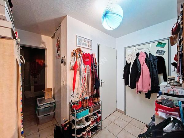 A vendre pour investisseur appartement TYPE 3 loué avec terrasse et stationnement privatif Poitiers Saint Eloi