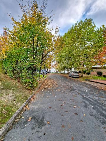 A vendre pour investisseur appartement TYPE 3 loué avec terrasse et stationnement privatif Poitiers Saint Eloi