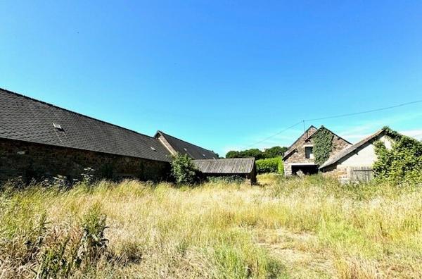 10 mn de Plérin - Ancien corps de ferme à rénover - dépendances - terrain constructible