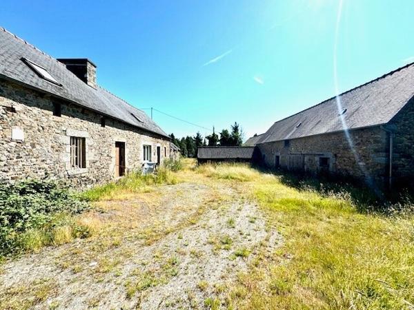 10 mn de Plérin - Ancien corps de ferme à rénover - dépendances - terrain constructible