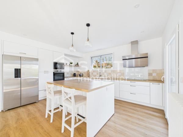 Plain-pied lumineux avec grand terrain et piscine à deux pas de Bordeaux