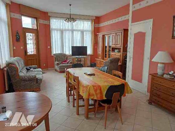 Maison de ville semi-individuelle-4 pièces + annexes