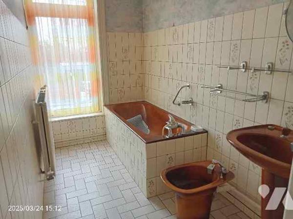 Maison de ville semi-individuelle-4 pièces + annexes