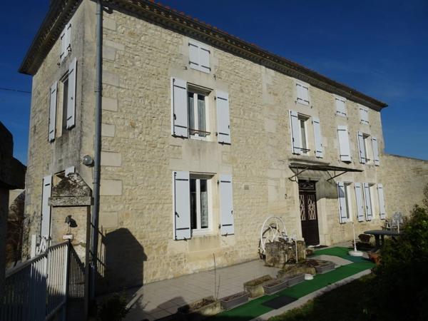 Maison à vendre 8 pièces HIERSAC (16)