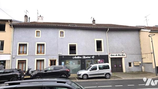 Immeuble mixte de 6 appartements et 2 locaux commerciaux actuellement tous loués