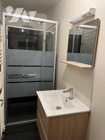 Immeuble mixte de 6 appartements et 2 locaux commerciaux actuellement tous loués