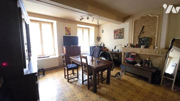 Immeuble mixte de 6 appartements et 2 locaux commerciaux actuellement tous loués