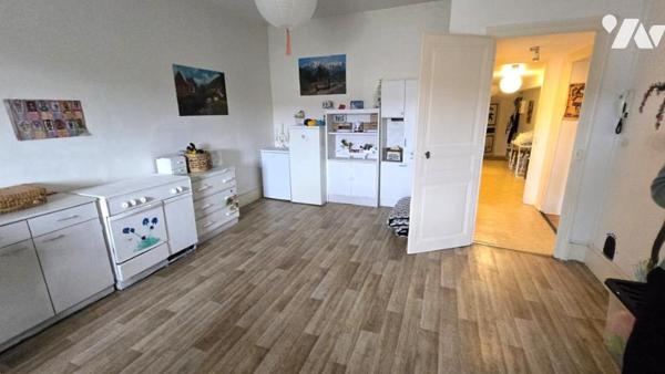Immeuble mixte de 6 appartements et 2 locaux commerciaux actuellement tous loués