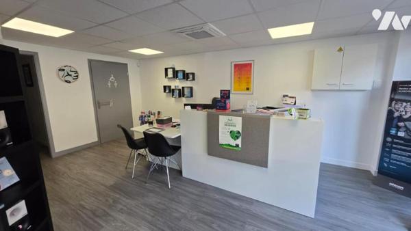 Immeuble mixte de 6 appartements et 2 locaux commerciaux actuellement tous loués