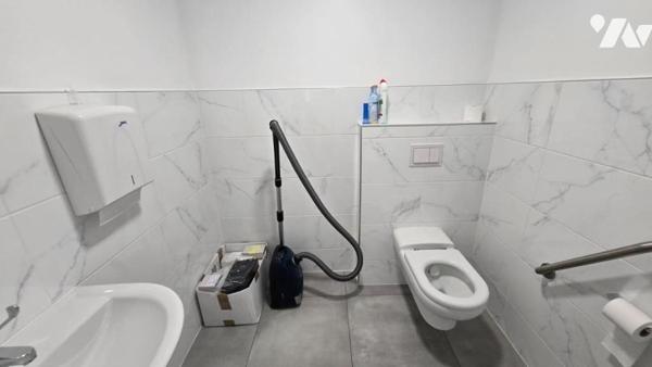 Immeuble mixte de 6 appartements et 2 locaux commerciaux actuellement tous loués
