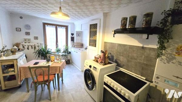 Immeuble mixte de 6 appartements et 2 locaux commerciaux actuellement tous loués