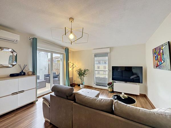 APPARTEMENT T2 MEUBLE - DERNIER ETAGE AVEC TERRASSE ET PARKING