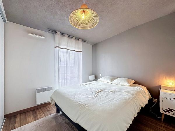 APPARTEMENT T2 MEUBLE - DERNIER ETAGE AVEC TERRASSE ET PARKING