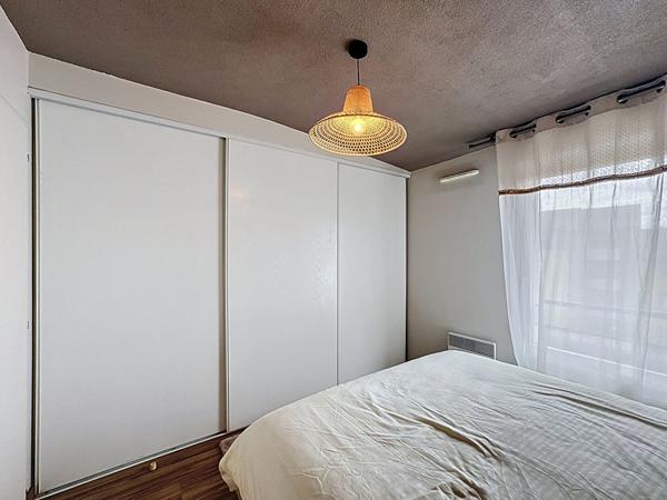 APPARTEMENT T2 MEUBLE - DERNIER ETAGE AVEC TERRASSE ET PARKING