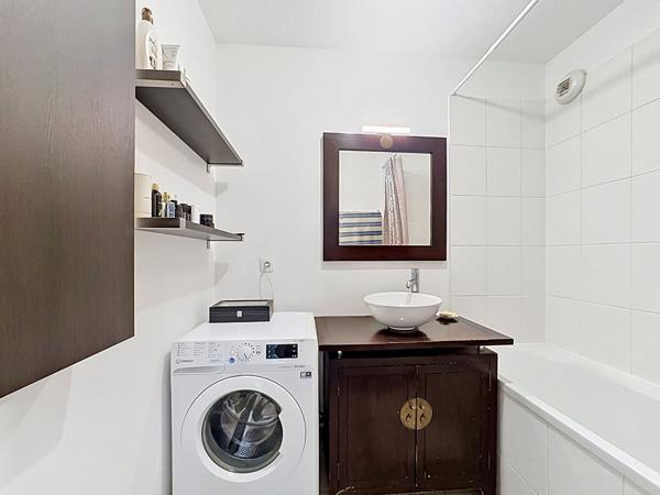 APPARTEMENT T2 MEUBLE - DERNIER ETAGE AVEC TERRASSE ET PARKING