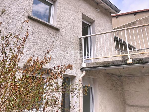 SOUS COMPROMIS ! En Exclusivité!! Immeuble centre Yssingeaux 2 appartements avec cour et terrasse