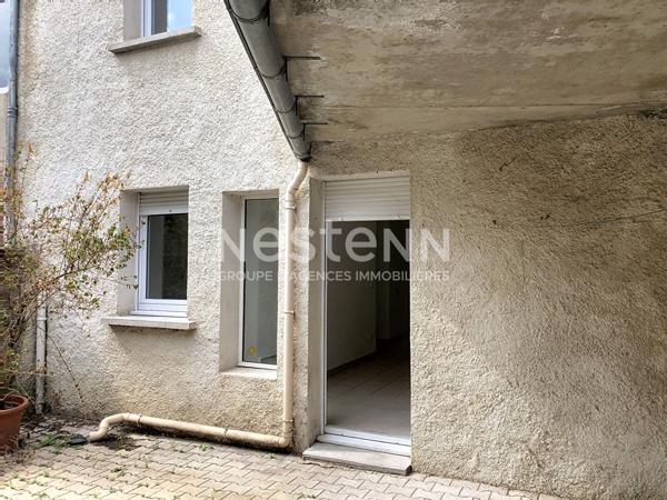 SOUS COMPROMIS ! En Exclusivité!! Immeuble centre Yssingeaux 2 appartements avec cour et terrasse