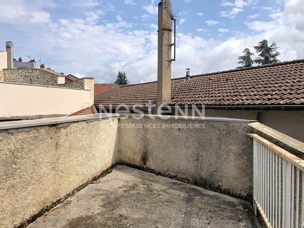 SOUS COMPROMIS ! En Exclusivité!! Immeuble centre Yssingeaux 2 appartements avec cour et terrasse