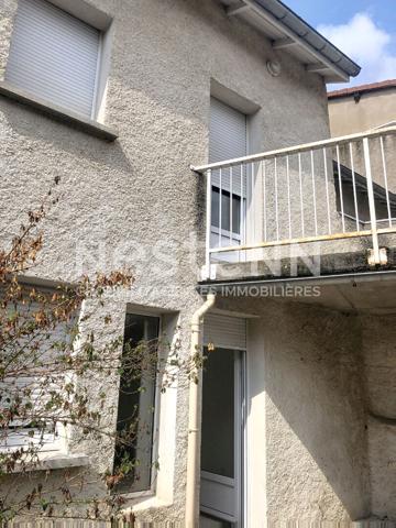 SOUS COMPROMIS ! En Exclusivité!! Immeuble centre Yssingeaux 2 appartements avec cour et terrasse