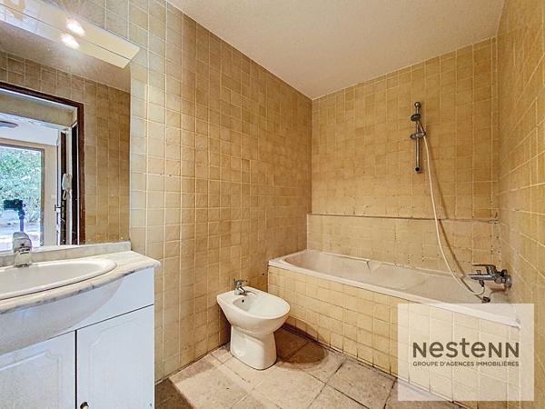 A vendre maison en pierre de 225 m² avec 7 chambres sur terrain arboré de 530 m² à Montpellier