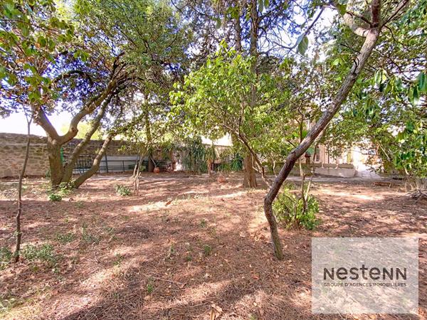 A vendre maison en pierre de 225 m² avec 7 chambres sur terrain arboré de 530 m² à Montpellier