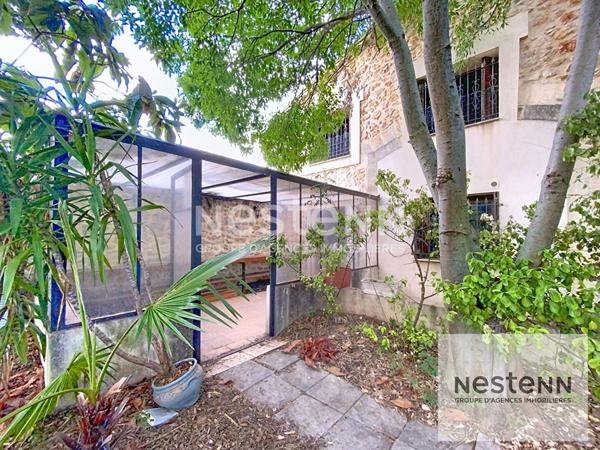 A vendre maison en pierre de 225 m² avec 7 chambres sur terrain arboré de 530 m² à Montpellier