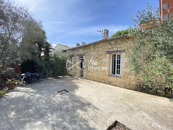 PLASSAC (33) Découvrez le potentiel de cette charmante maison de village à finir de rénover.