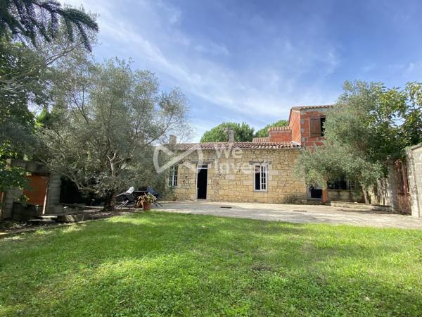PLASSAC (33) Découvrez le potentiel de cette charmante maison de village à finir de rénover.