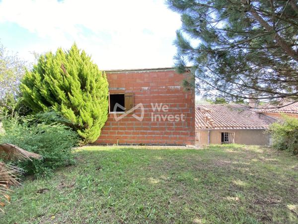 PLASSAC (33) Découvrez le potentiel de cette charmante maison de village à finir de rénover.