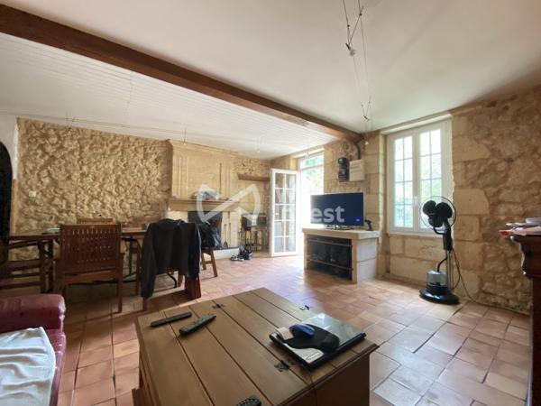 PLASSAC (33) Découvrez le potentiel de cette charmante maison de village à finir de rénover.