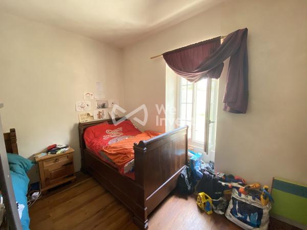 PLASSAC (33) Découvrez le potentiel de cette charmante maison de village à finir de rénover.