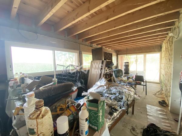 PLASSAC (33) Découvrez le potentiel de cette charmante maison de village à finir de rénover.